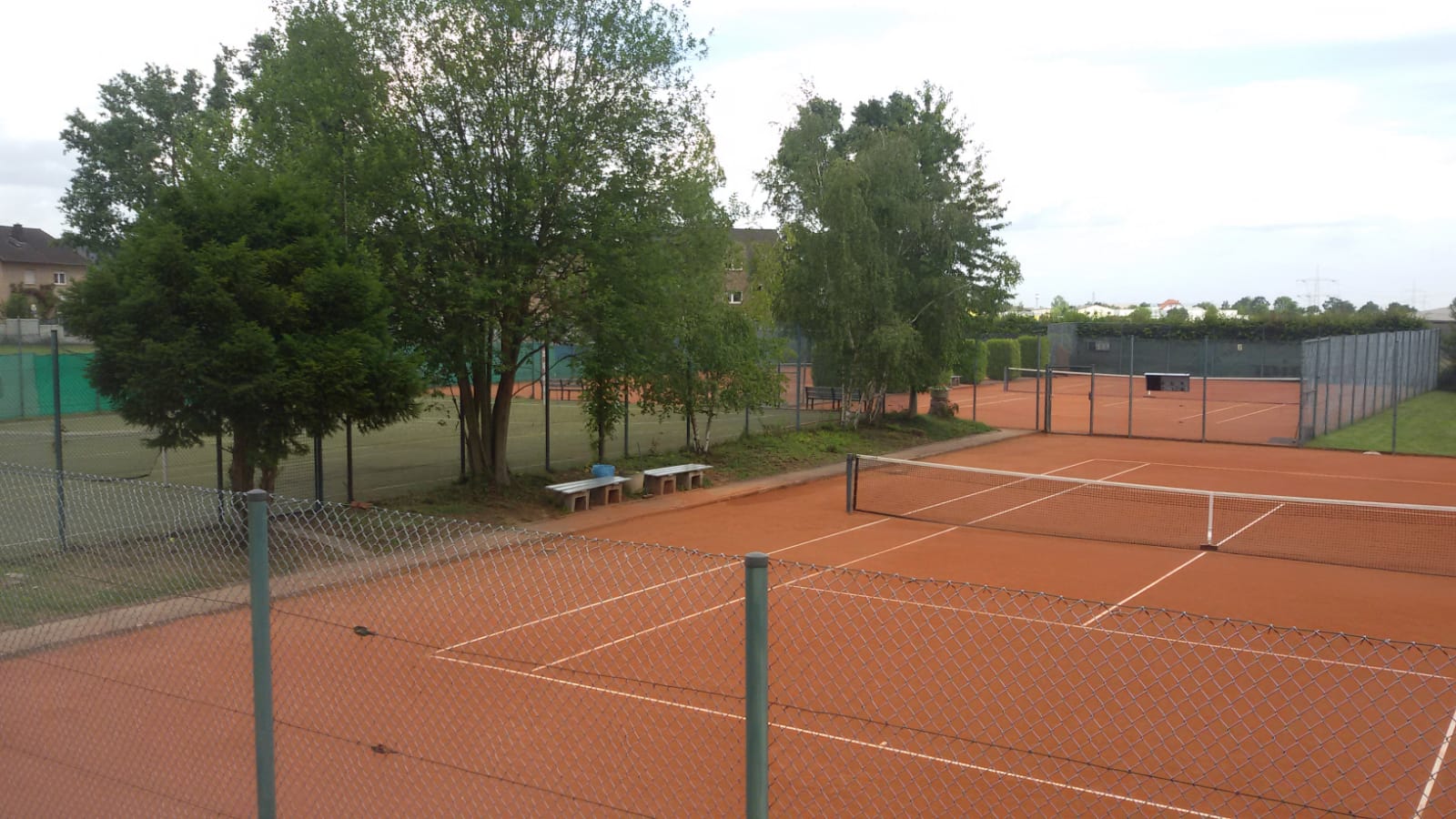 Tennispl&auml;tze des TC Stockheim aus weiterer Perspektive